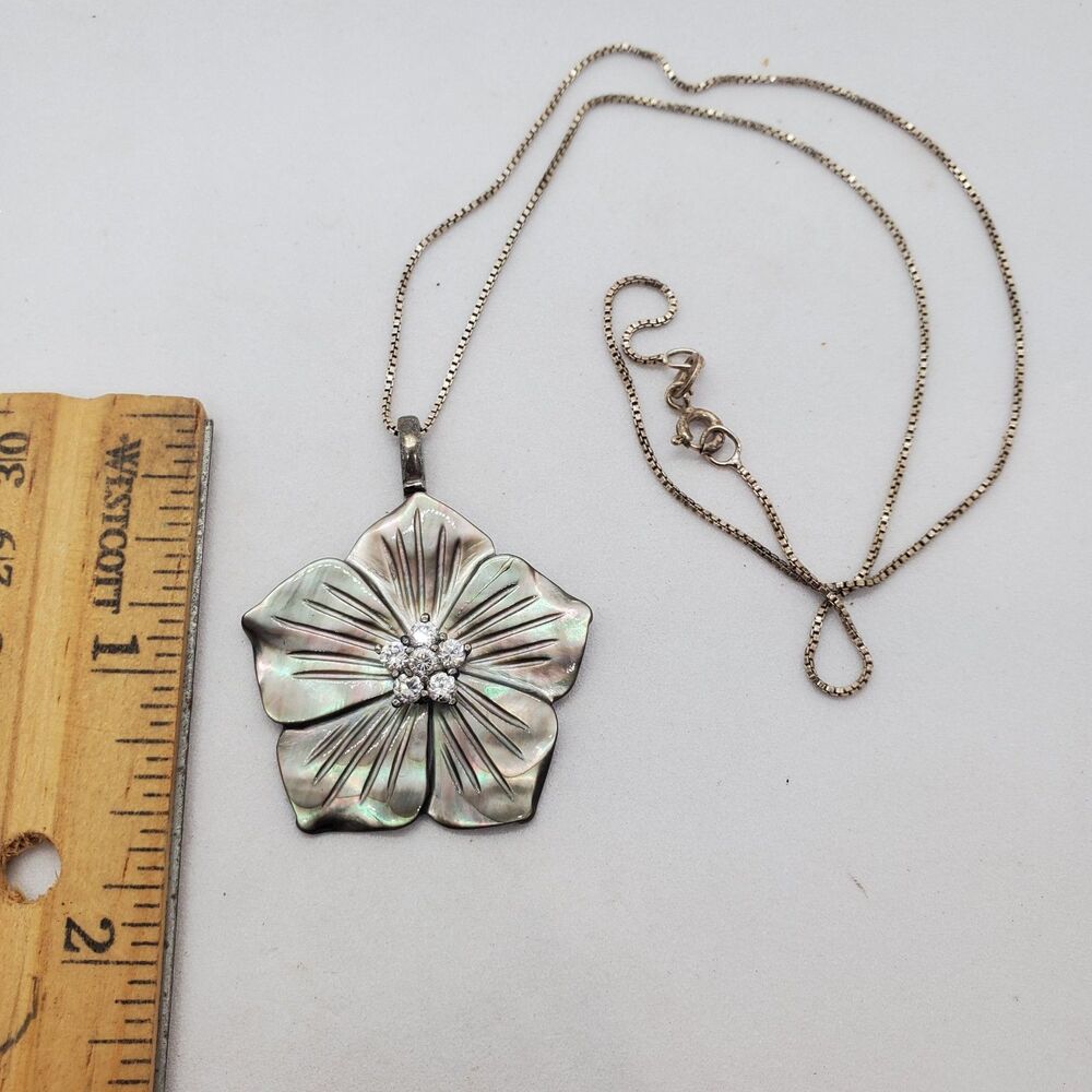16" Sterling Silver, Mother of Pearl and CZ Flower Pendant w Box Chain Necklace